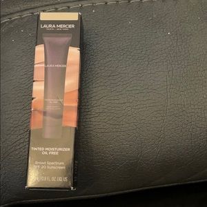 Laura Mercier Tinted Moisturizer oil -free